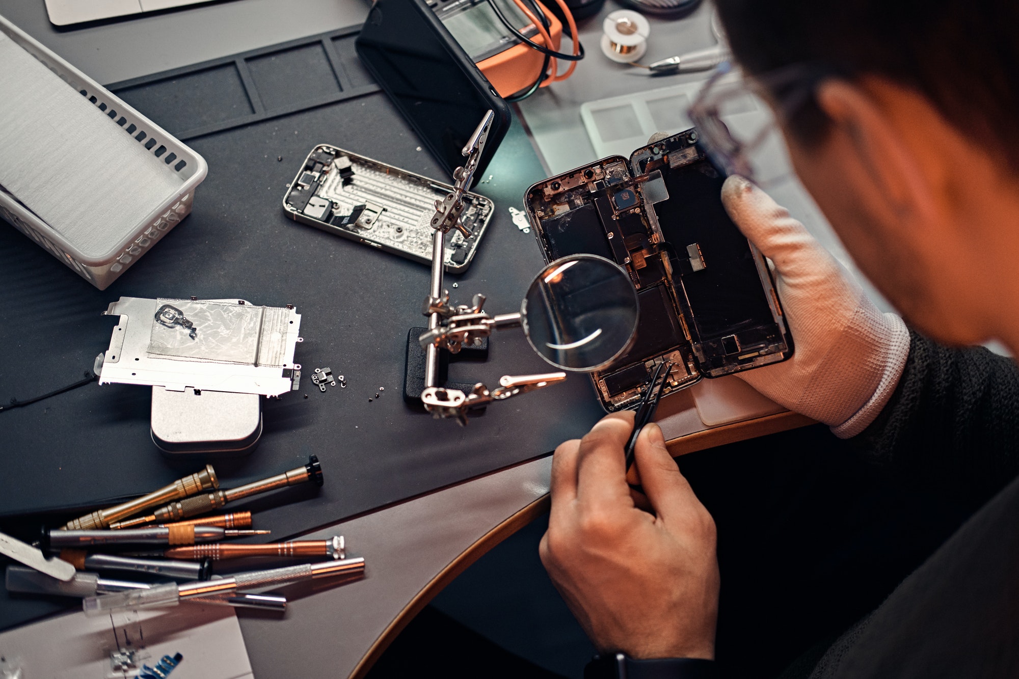 technician-carefully-inspect-the-internal-parts-of-the-smartphone-in-a-modern-repair-shop.jpg